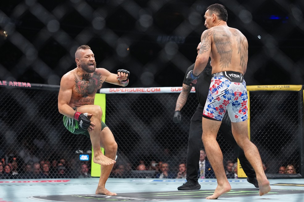 Conor McGregor lesiona a perna durante uma luta na categoria meio-médio contra Max Holloway no evento UFC 329, na T-Mobile Arena, em 11 de julho de 2026, em Las Vegas — Foto: Getty Images