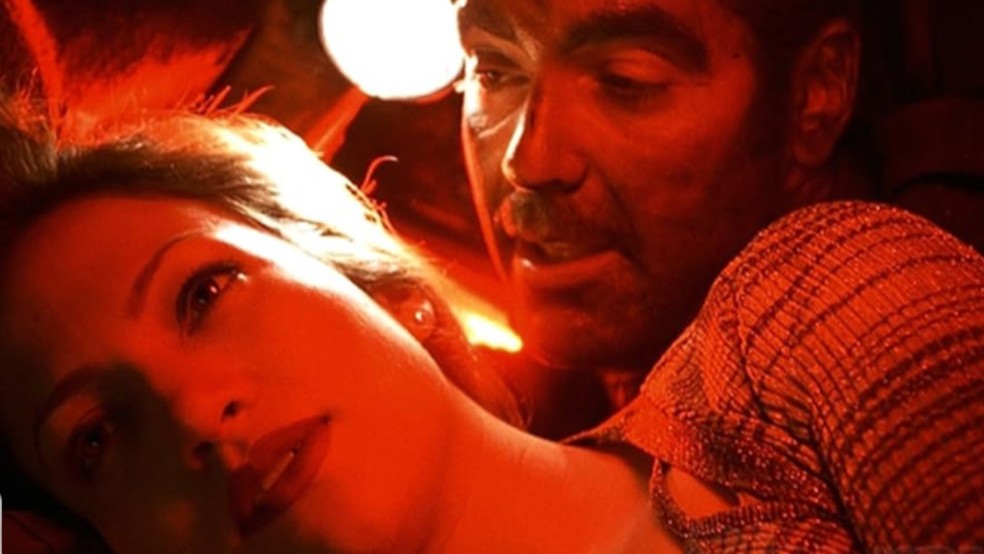 Jennifer Lopez e George Clooney em 'Irresistível Paixão' — Foto: Reprodução/IMDb