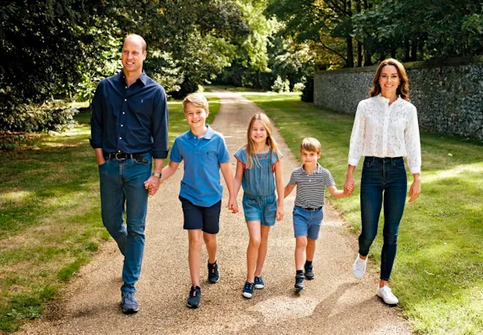 O Príncipe William e a Princesa Kate Middleton com os filhos — Foto: Instagram