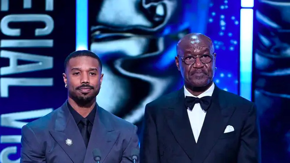 Michael B. Jordan e Delroy Lindo durante a apresentação do prêmio BAFTA 2026 — Foto: Reprodução