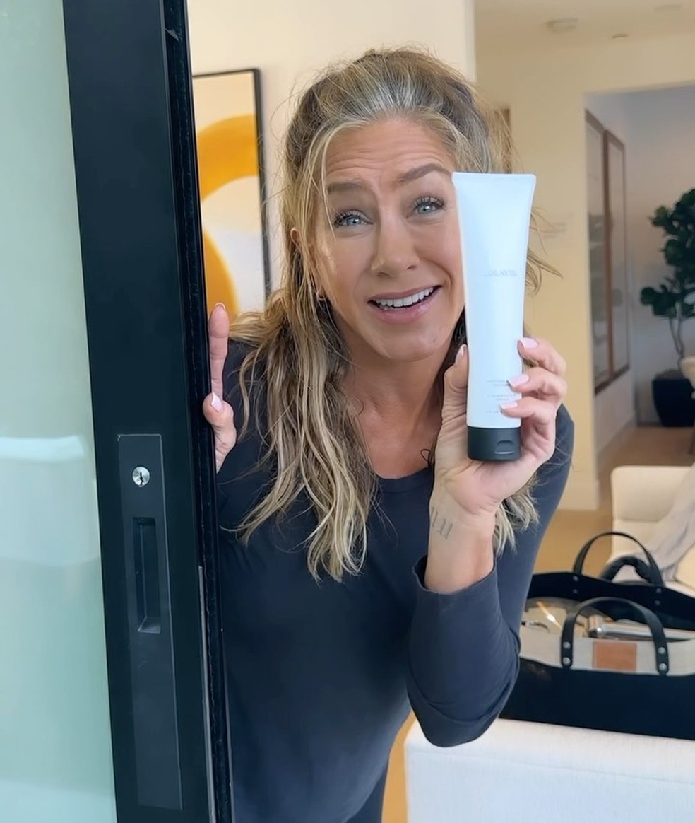 Jennifer Aniston em vídeo para promover seu produto para cabelo — Foto: Instagram