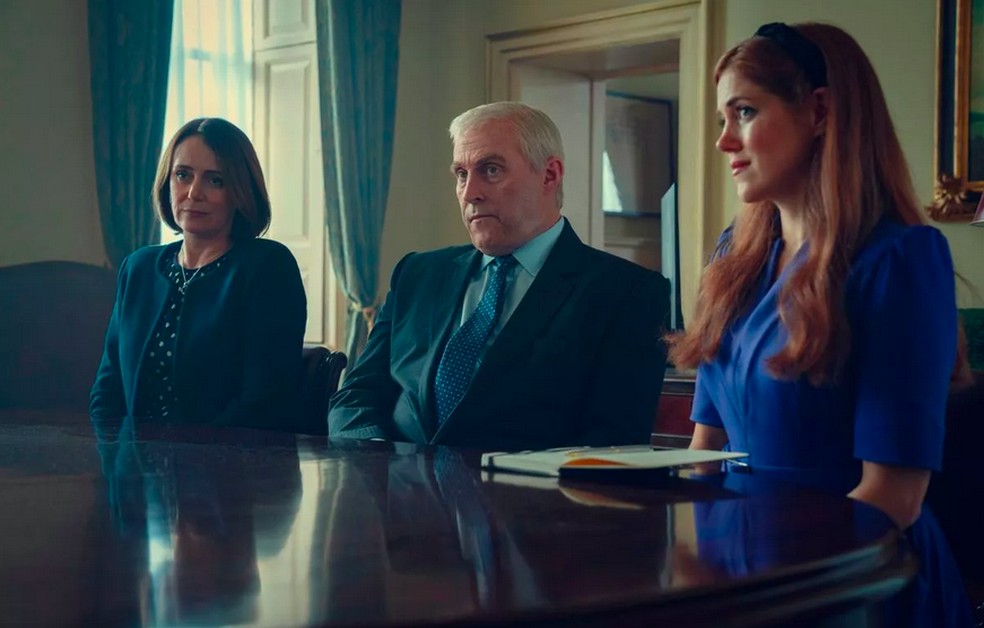 Cena do filme Scoop (2024), sobre o escândalo protagonizado pelo Príncipe Andrew — Foto: Reprodução
