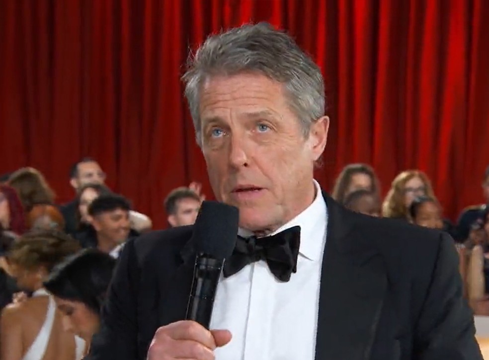 Hugh Grant no tapete vermelho do Oscar 2023 — Foto: reprodução