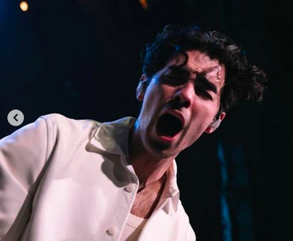 Joe Jonas revela ter feito cocô nas calças durante show - mas esse não ...