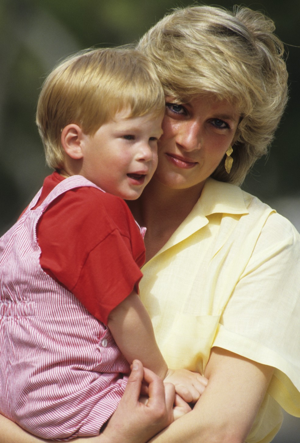 A Princesa Diana (1961-1997) com o Príncipe Harry — Foto: Getty Images