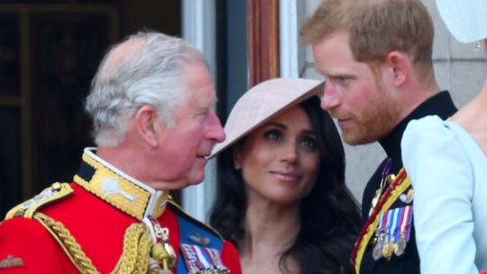 A prensa que Charles deu pessoalmente no Príncipe Harry para que ele parasse de vazar segredos da Família Real