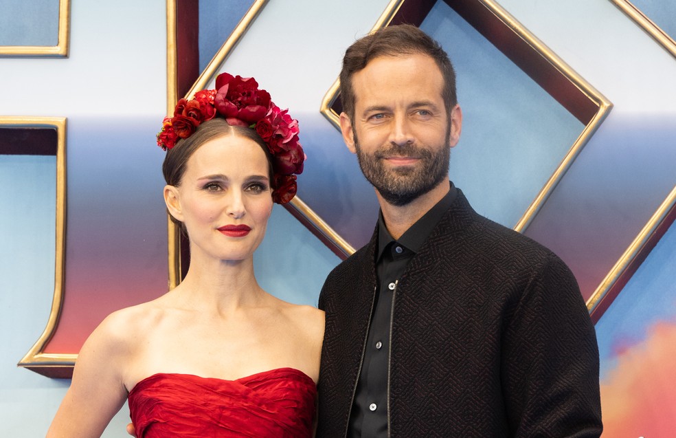 Natalie Portman e Benjamin Millepied comparecem à exibição de 'Thor: Amor e Trovão' em 5 de julho de 2022 em Londres, Inglaterra — Foto: Getty Images