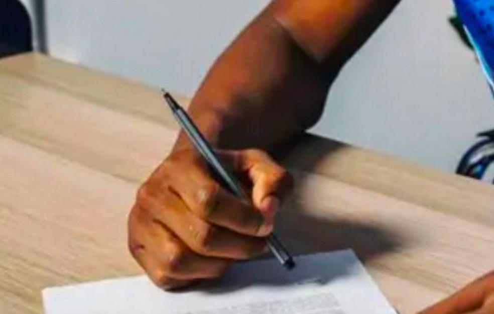 Ebou Adams na foto anunciando sua contratação pelo Portsmouth — Foto: Instagram