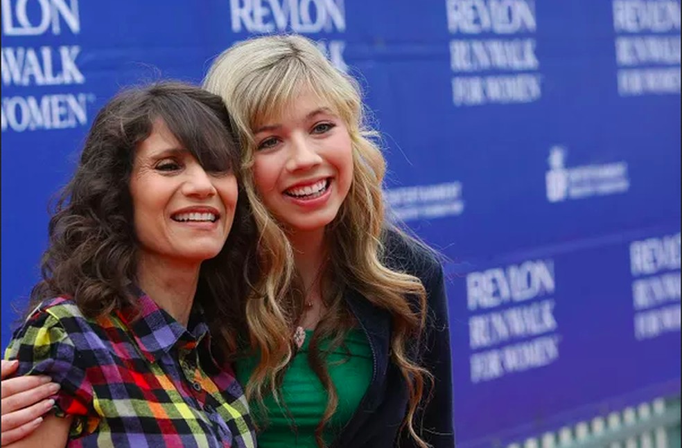 Jennette McCurdy com a mãe em foto de maio de 2009 — Foto: Instagram