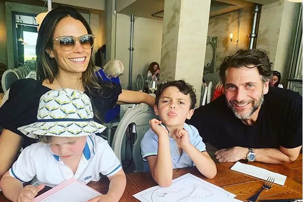 Jordana Brewster e seu ex-marido Andrew Form com os filhos — Foto: Instagram