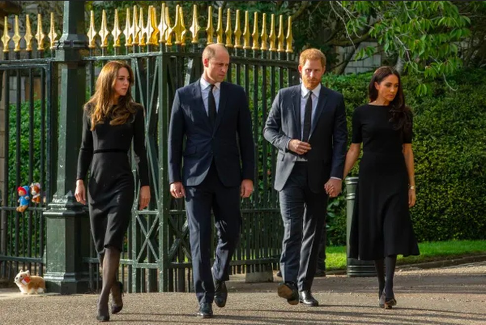 Os príncipes William e Harry com suas respectivas esposas, a Princesa Kate Middleton e a atriz e Duquesa Meghan Markle nos portões do Palácio de Windsor — Foto: Getty Images