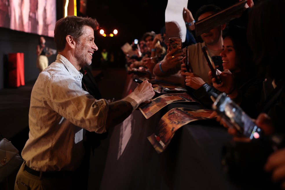 Zack Snyder dando autógrafos para fãs. — Foto: GettyImages