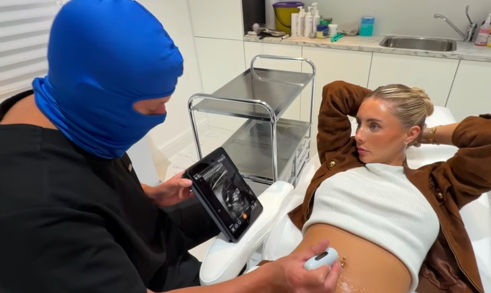 A influencer Tia Billinger, conhecida pelo nome artístico Bonnie Blue, no vídeo em que anunciou sua gravidez — Foto: YouTube