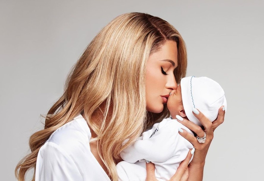 Paris Hilton rebate críticas sobre a aparência do seu bebê: 'existem  pessoas doentes neste mundo', Cultura