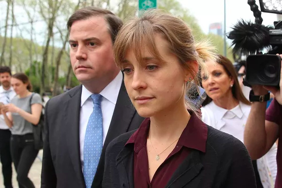 Allison Mack em registro na época de seu julgamento — Foto: Getty Images