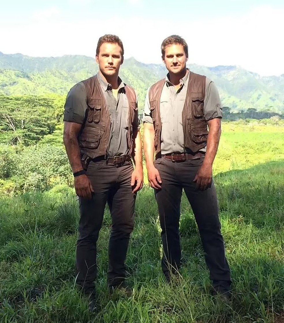 Chris Pratt e Tony McFarr no set de 'Jurassic World' — Foto: Reprodução