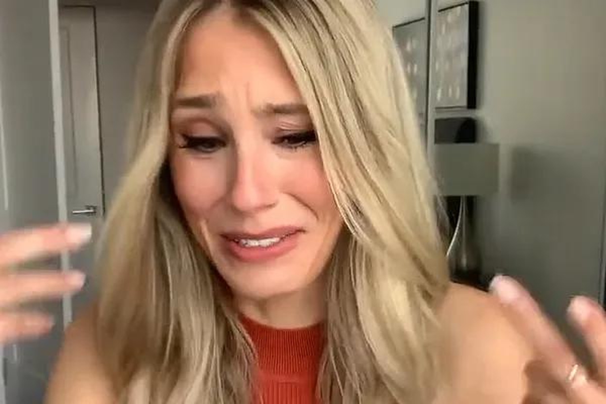 Atriz vai às lágrimas em vídeo sobre mau comportamento de fãs em set e