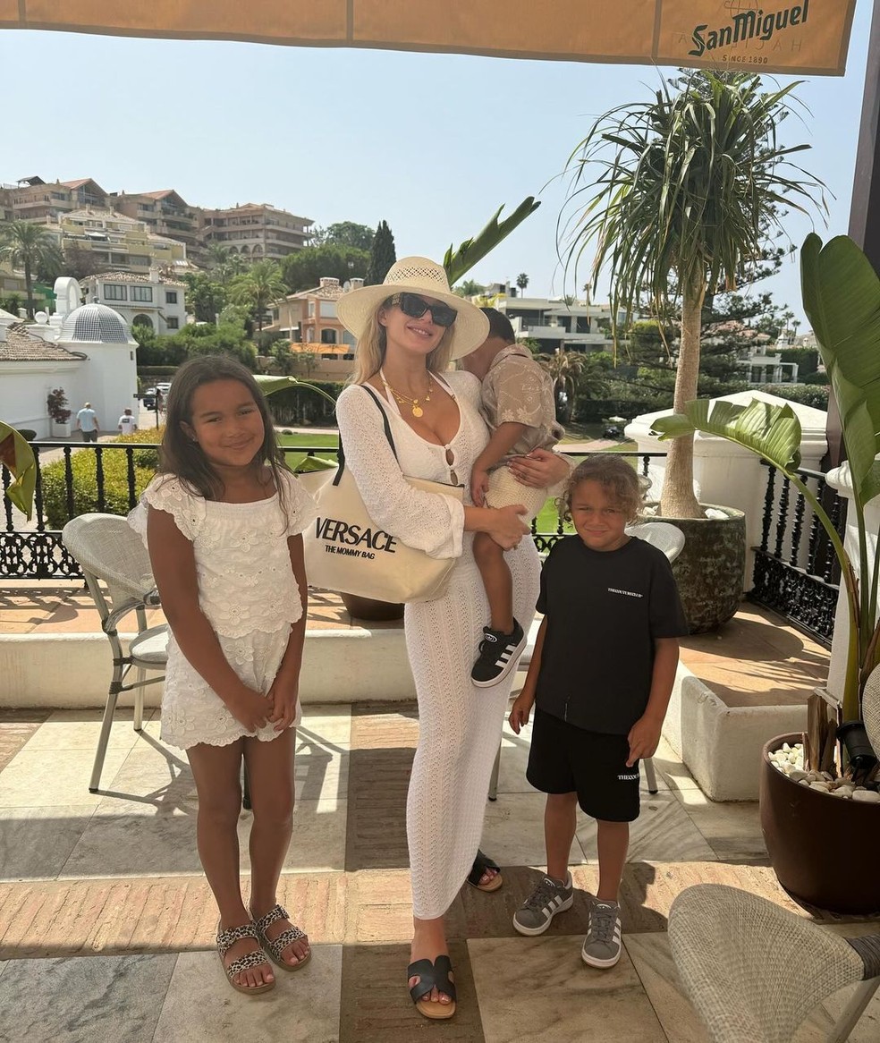 A atriz e modelo inglesa Helen Flanagan com os filhos — Foto: reprodução/instagram