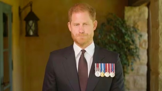 Príncipe Harry é criticado ao ostentar medalhas militares em vídeo: 'Idiota'