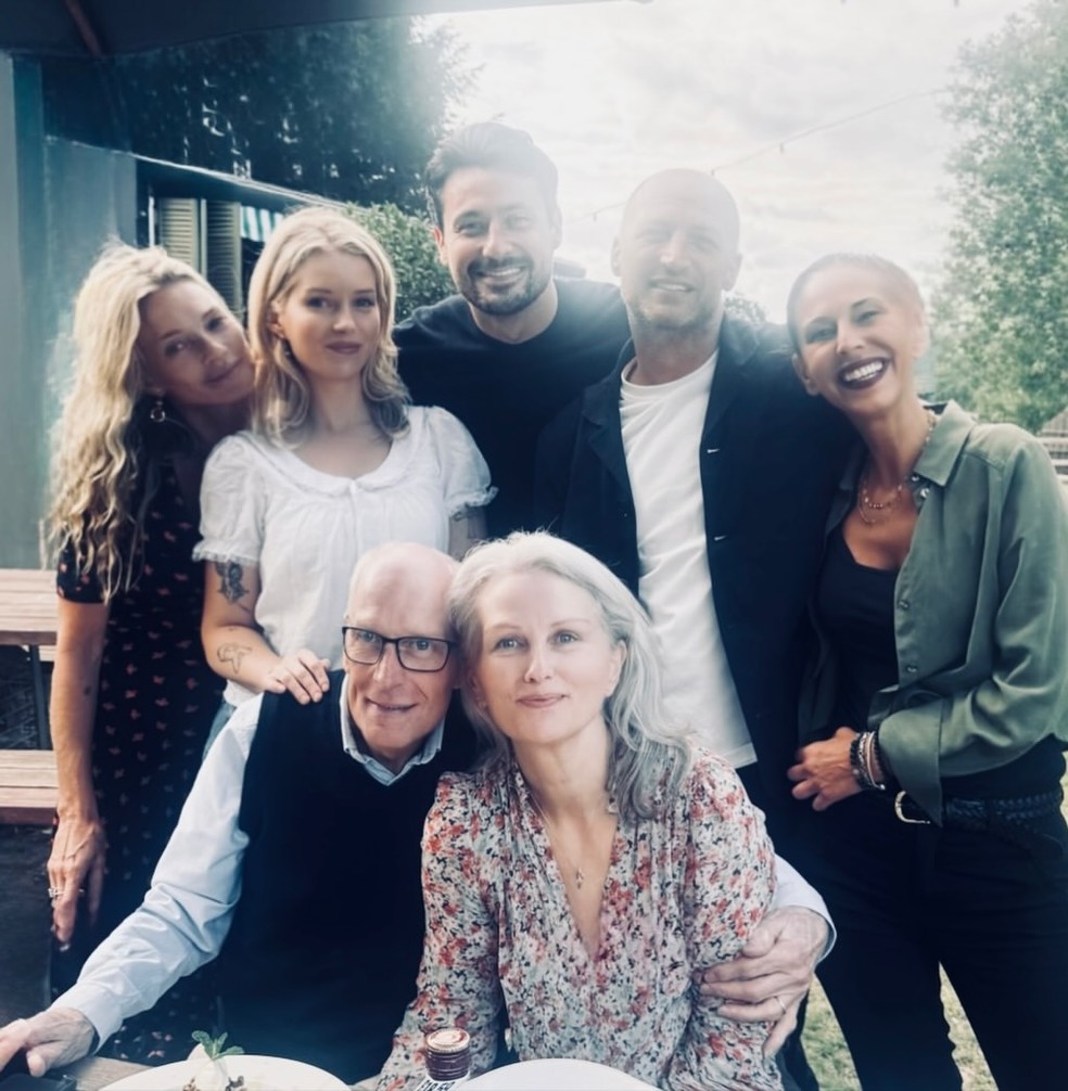 Kate Moss e Lottie Moss posam juntas para o aniversário do pai, Peter — Foto: Reprodução/Instagram
