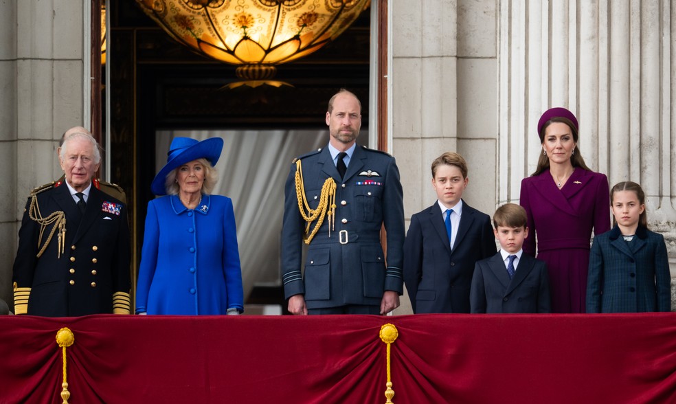O Rei Charles III e o Príncipe William durante as celebrações dos 80 anos do término da Segunda Guerra Mundial (1939-1945) no Palácio de Buckingham — Foto: Getty Images