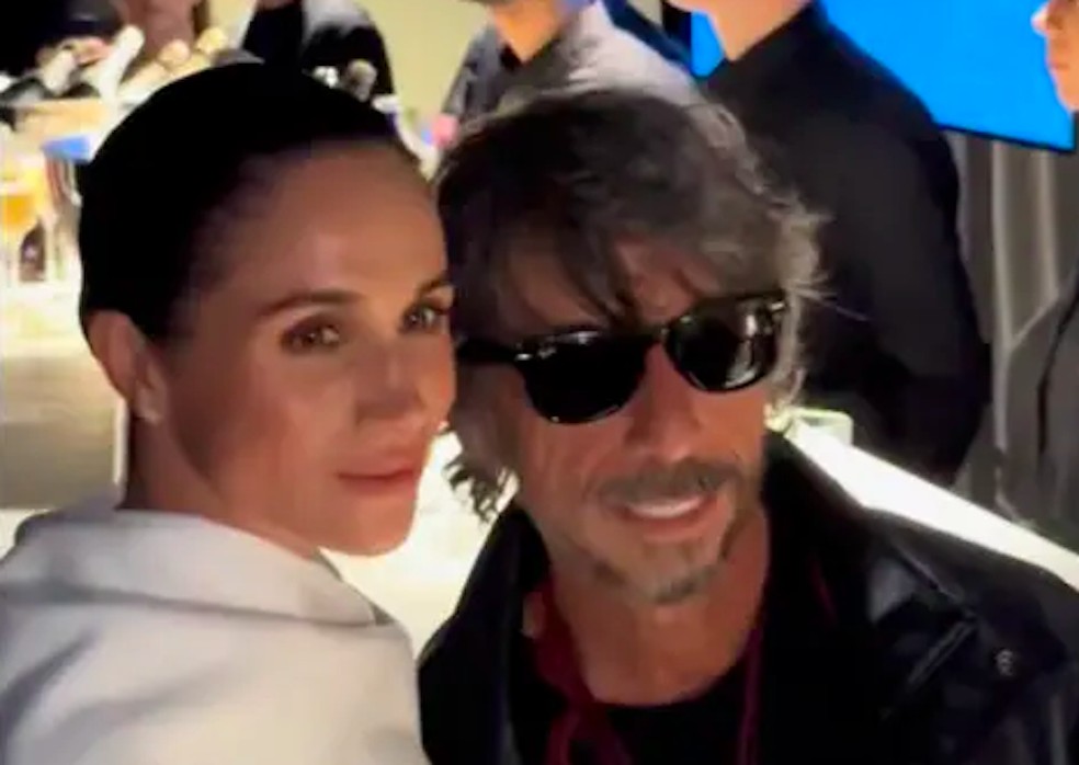 A interação da atriz e Duquesa Meghan Markle com o diretor criativo da grife Balenciaga, Pierpaolo Piccioli, em evento da Paris Fashion Week, em 4 de outubro de 2025 — Foto: TikTok