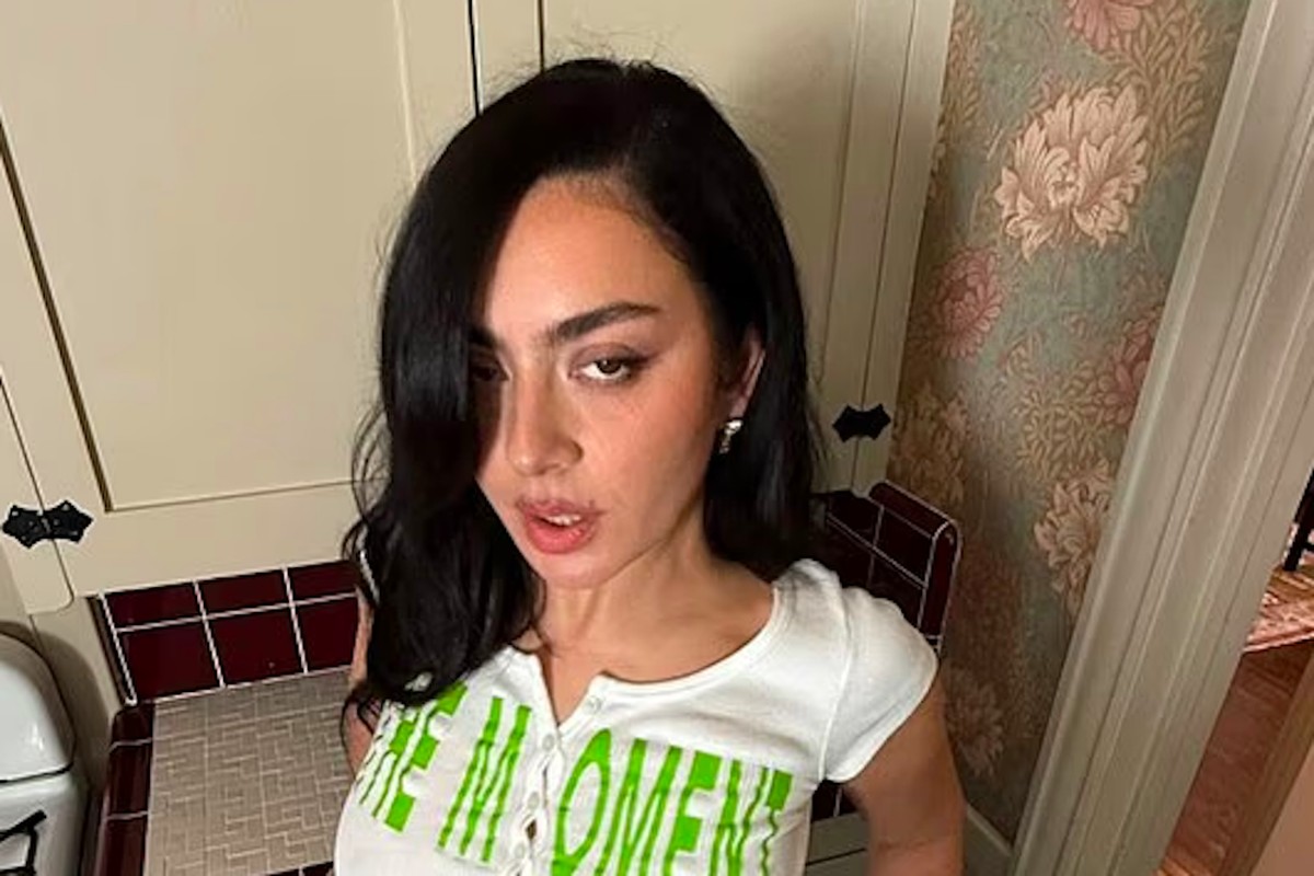 CHARLI XCXストラップトップス　Sサイズ Charli XCX ousa em look com 'capa de chuva diferentona' no