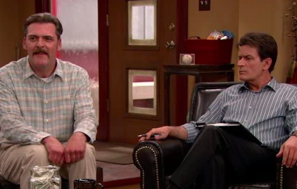 Jay Johnston e Charlie Sheen na série Anger Management — Foto: Reprodução