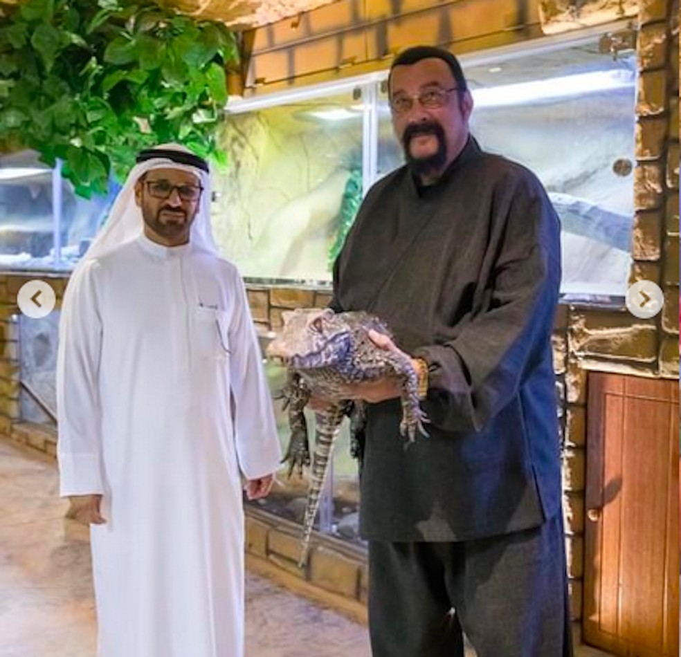 Steven Seagal em zoológico em Dubai — Foto: Instagram