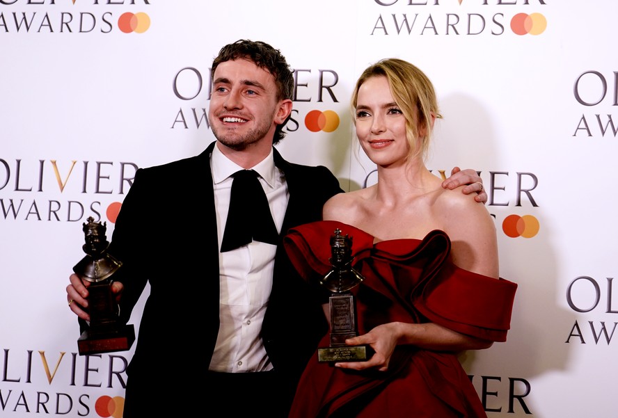 Paul Mescal e Jodie Comer segurando as estatuetas que eles ganharam no prêmio Laurence Olivier em abril de 2023