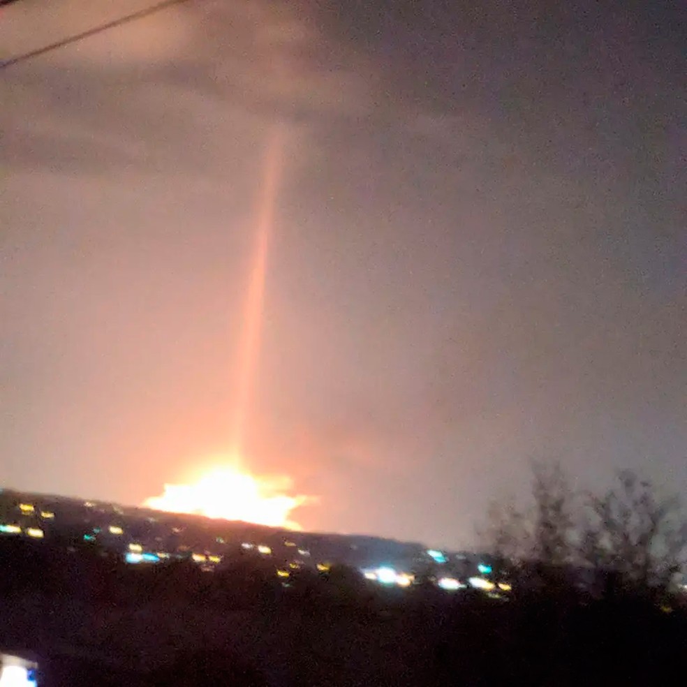 Feixe de luz seria uma espécie de reflexo da claridade de um incêndio de uma fábrica em Ohio — Foto: reprodução/Instagram