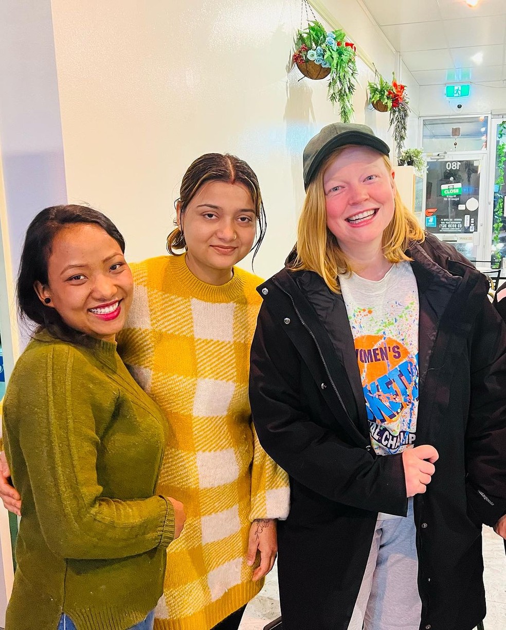 Sarah Snook com a equipe do restaurante indiano em Melbourne — Foto: Reprodução/Instagram