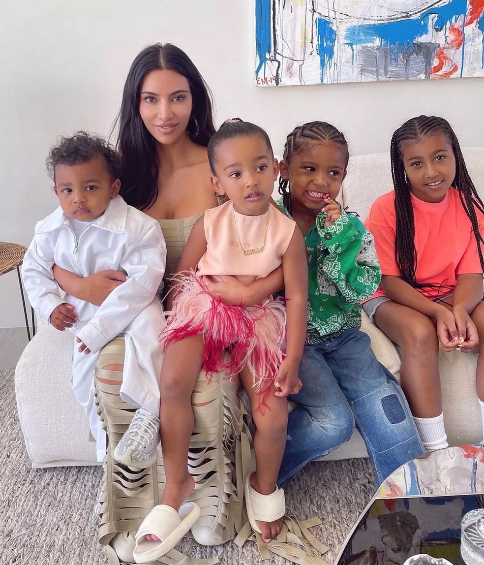 Kim Kardashian com os quatro filhos: Psalm, Chicago, Saint e North — Foto: instagram