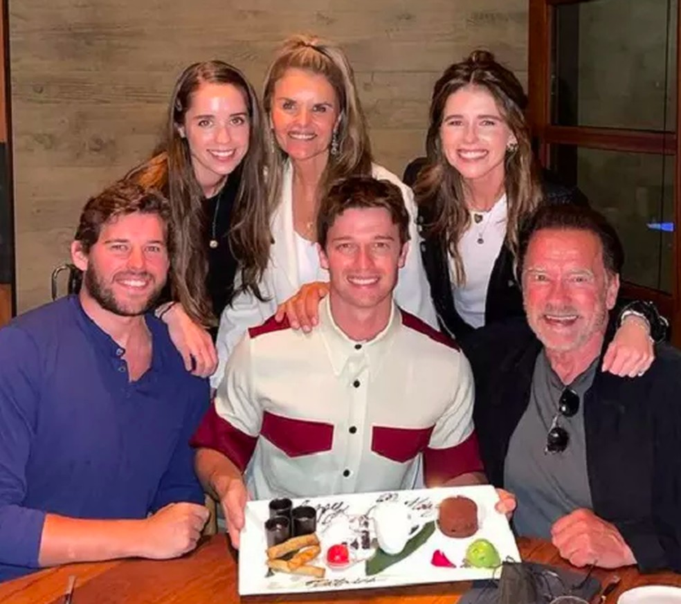 Maria Shriver e Arnold Schwarzenegger em foto recente nas celebrações do aniversário de um dos filhos — Foto: Instagram