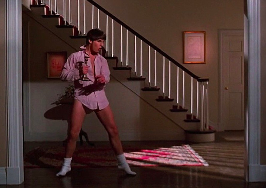 Tom Cruise de cueca em cena de Negócio Arriscado (1983)
