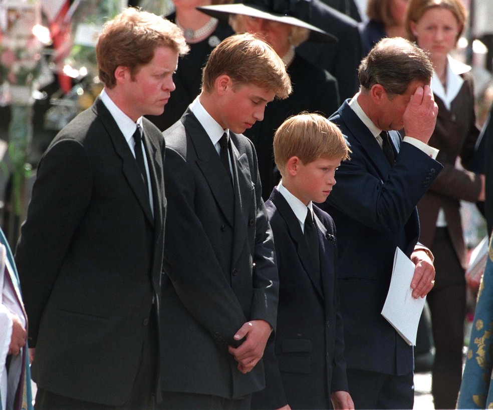 Charles Spencer e os sobrinhos, os príncipes William e Harry, junto com o rei Charles III no funeral da Princesa Diana (1961-1997) em setembro de 1997 — Foto: Getty Images