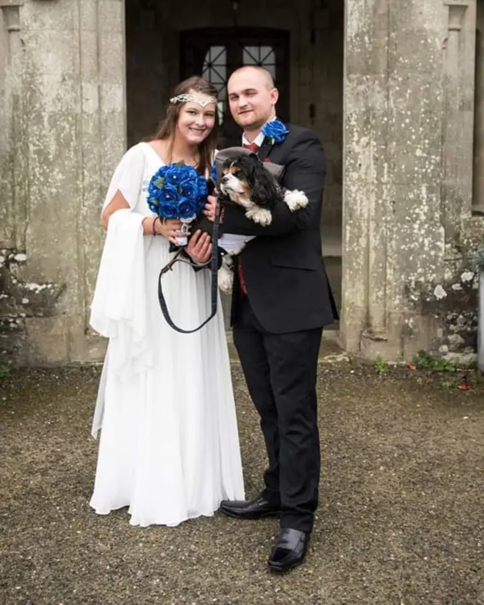 Finley Taylor com o marido e o cão — Foto: Reprodução