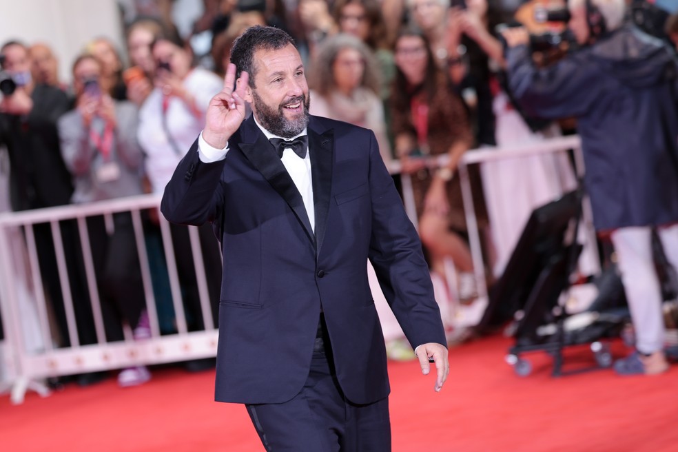 O ator Adam Sandler no evento de lançamento de Jay Kelly (2025) no Festival de Veneza, em 28 de agosto de 2025 — Foto: Getty Images