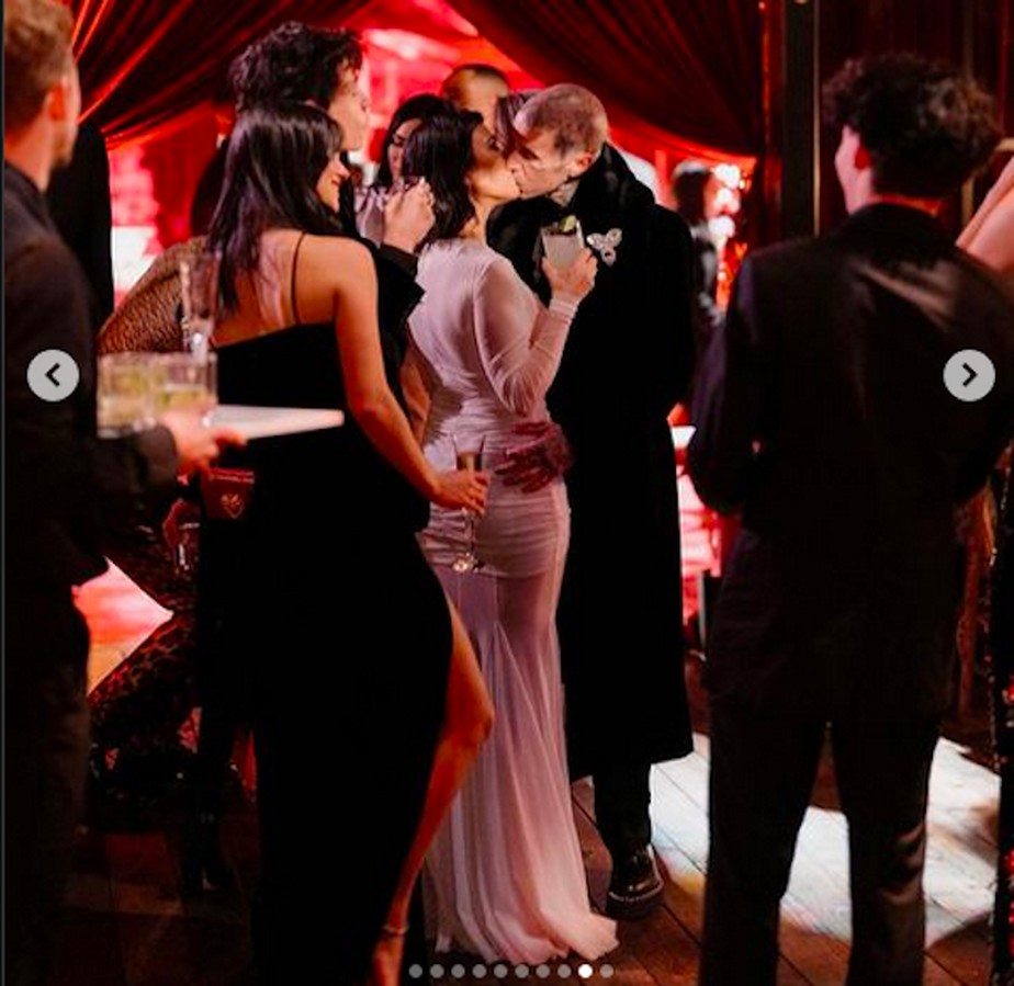 A socialite Kourtney Kardashian com o marido, o músico Travis Barker, na festa de fim de ano do clã Kardashian-Jenner