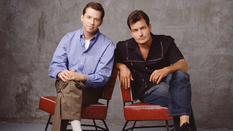 Jon Cryer e Charlie Sheen em 'Two and a Half Men' — Foto: Divulgação