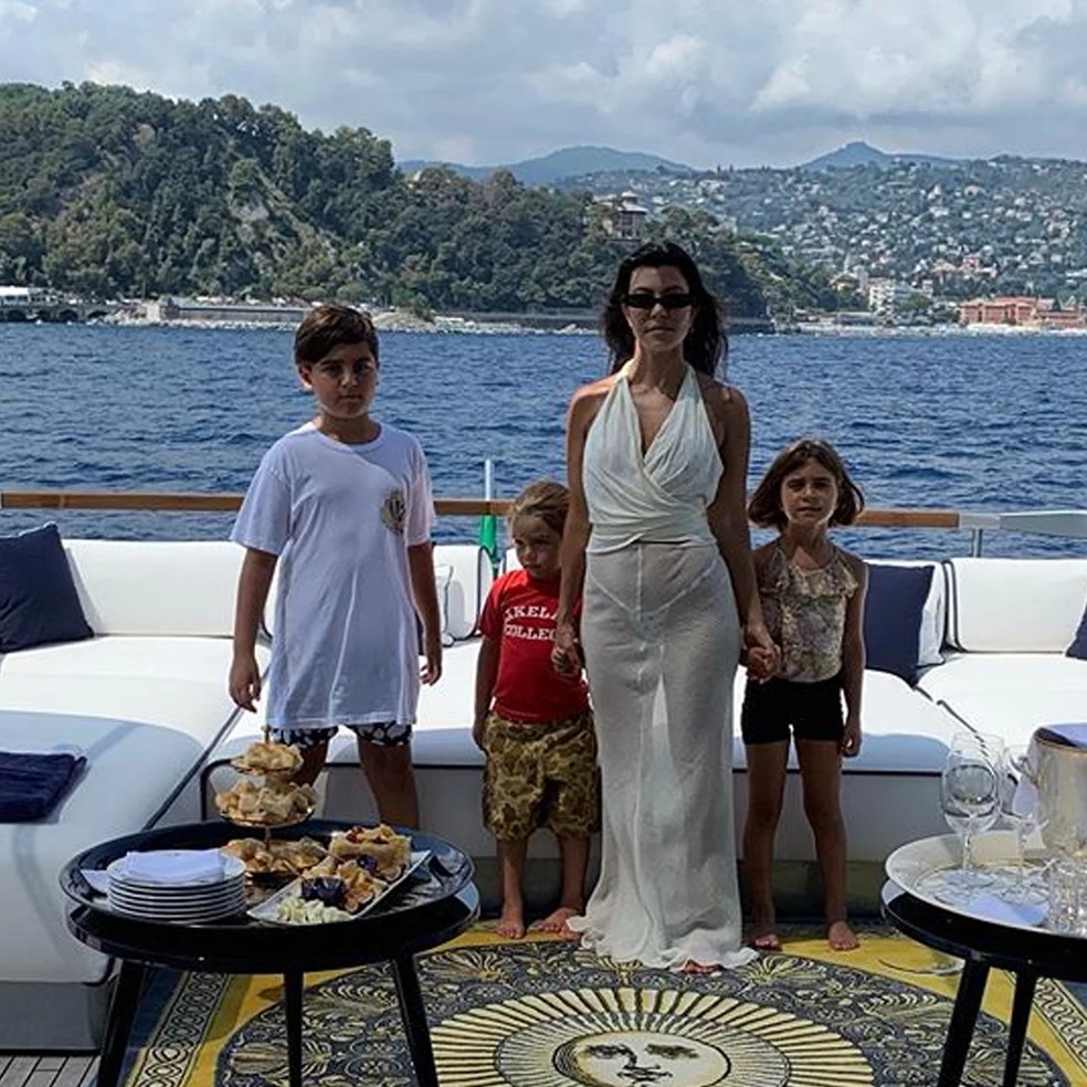 Kourtney Kardashian com os três filhos: Mason, de 12 anos; Penelope, de 10; e Reign, de sete — Foto: Instagram