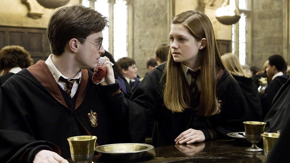Daniel Radcliffe e Bonnie Wright interpretaram os bruxos Harry Potter e Gina Weasley no cinema — Foto: Divulgação