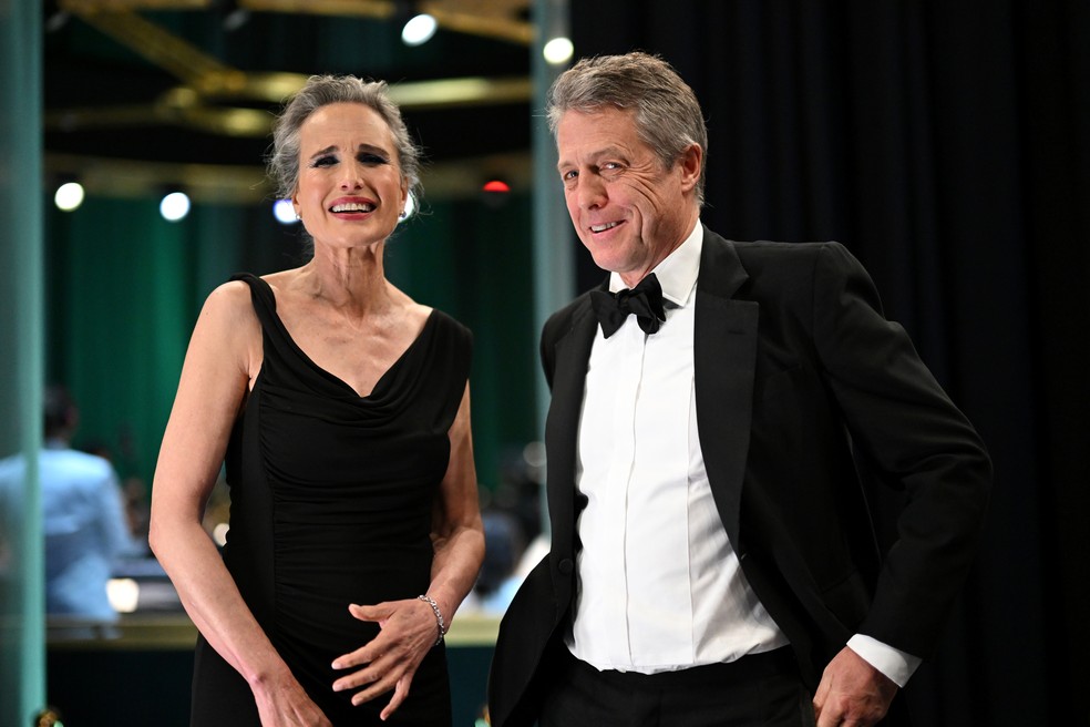 Andie MacDowell e Hugh Grant nos bastidores da cerimônia do Oscar 2023 — Foto: Getty