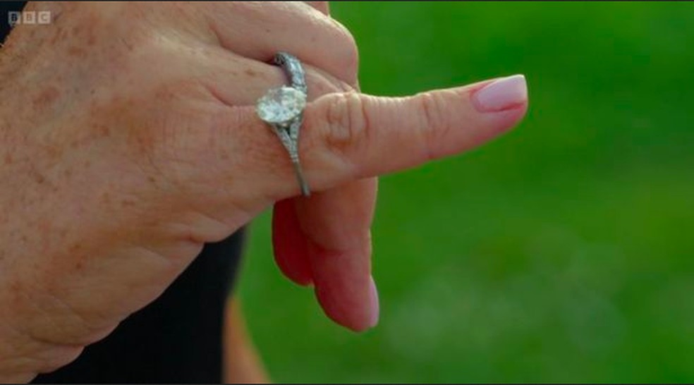 O anel de diamante encontrado dentro de uma meia — Foto: Reprodução