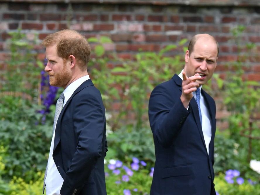 Príncipe Harry e o príncipe William em inauguração da estátua da princesa Diana na Inglaterra em 2021