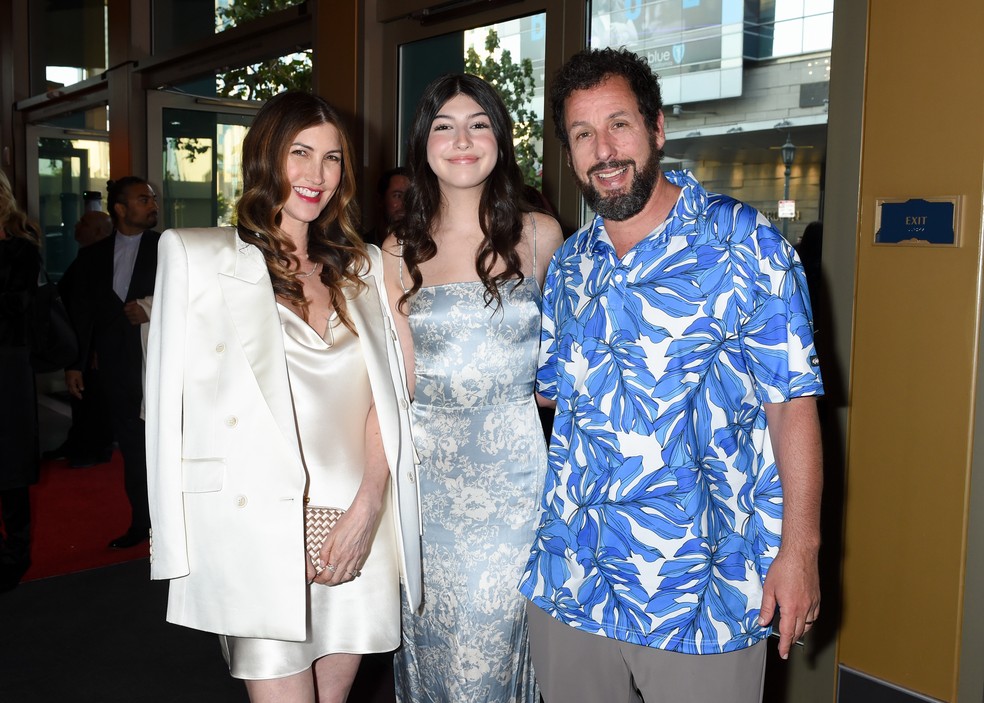 Adam Sandler com a esposa e a filha caçula em evento em Los Angeles — Foto: Getty Images
