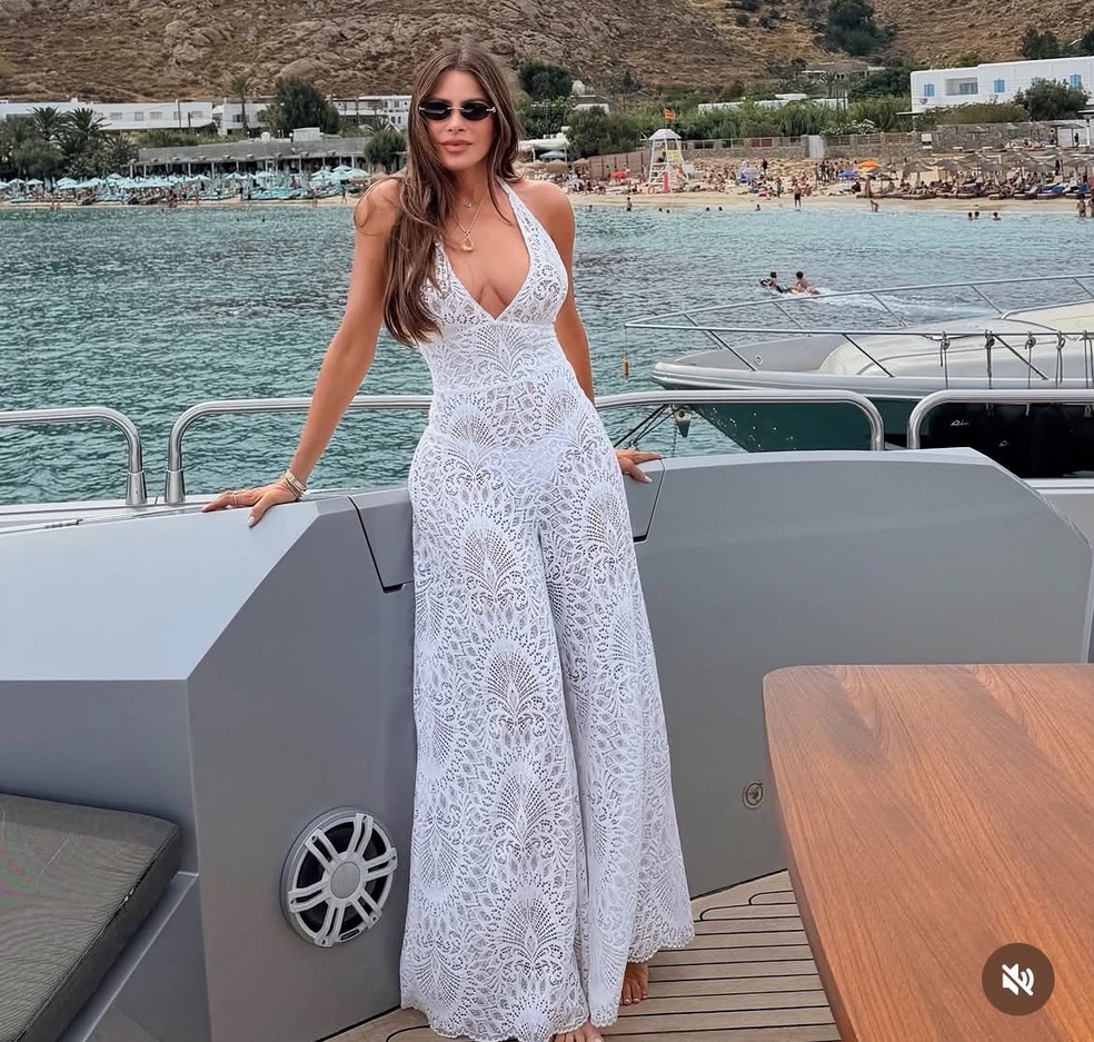 A atriz Sofía Vergara em barco ancorado na Grécia — Foto: Instagram