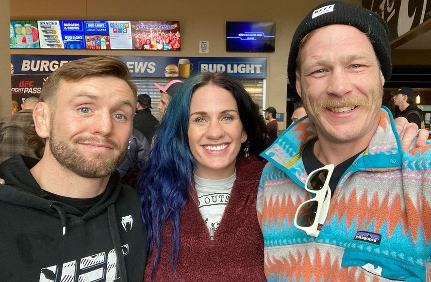 Astro do UFC diz ter sido traído por esposa, também lutadora, durante