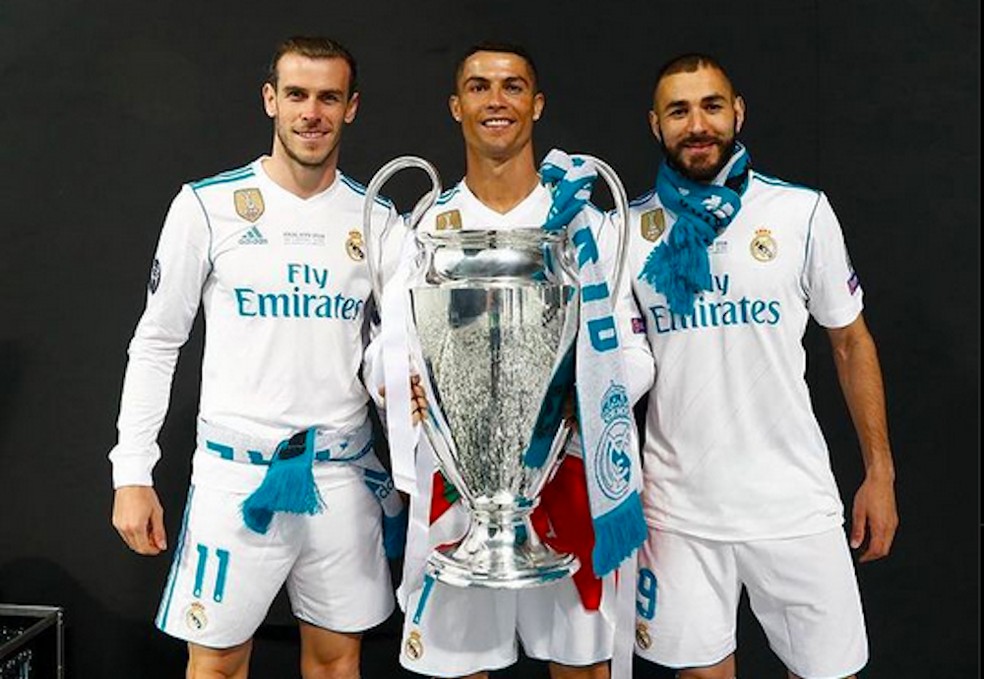 Gareth Bale, Cristiano Ronaldo e Benzema com a taça da Champions em das conquistas do trio pelo Real Madrid — Foto: Instagram
