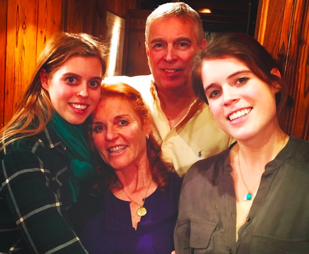 Sarah Ferguson na companhia do Príncipe Andrew e das filhas, as princesas Beatrice e Eugenie — Foto: Instagram